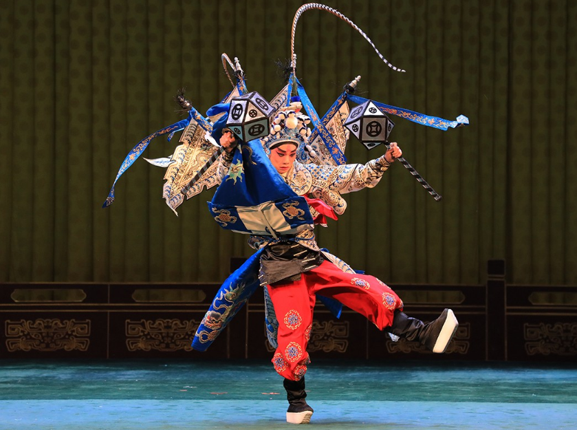 岳飞与金兵在牛头山交战的故事,这部剧中武打动作很多,当演员穿着京剧