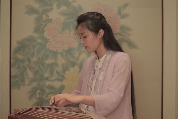古筝的演奏非常考验演奏者的技巧,在众多古筝演奏者中,玉面小嫣然就是