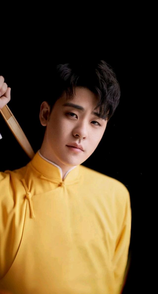 经过几年的沉淀,2019年,张云雷推出了首支个人单曲《毓贞,凭借着他