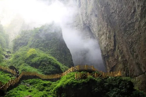 风景区> 小寨天坑是国家aaaa级旅游景区,位于距奉节县城70公里的兴隆