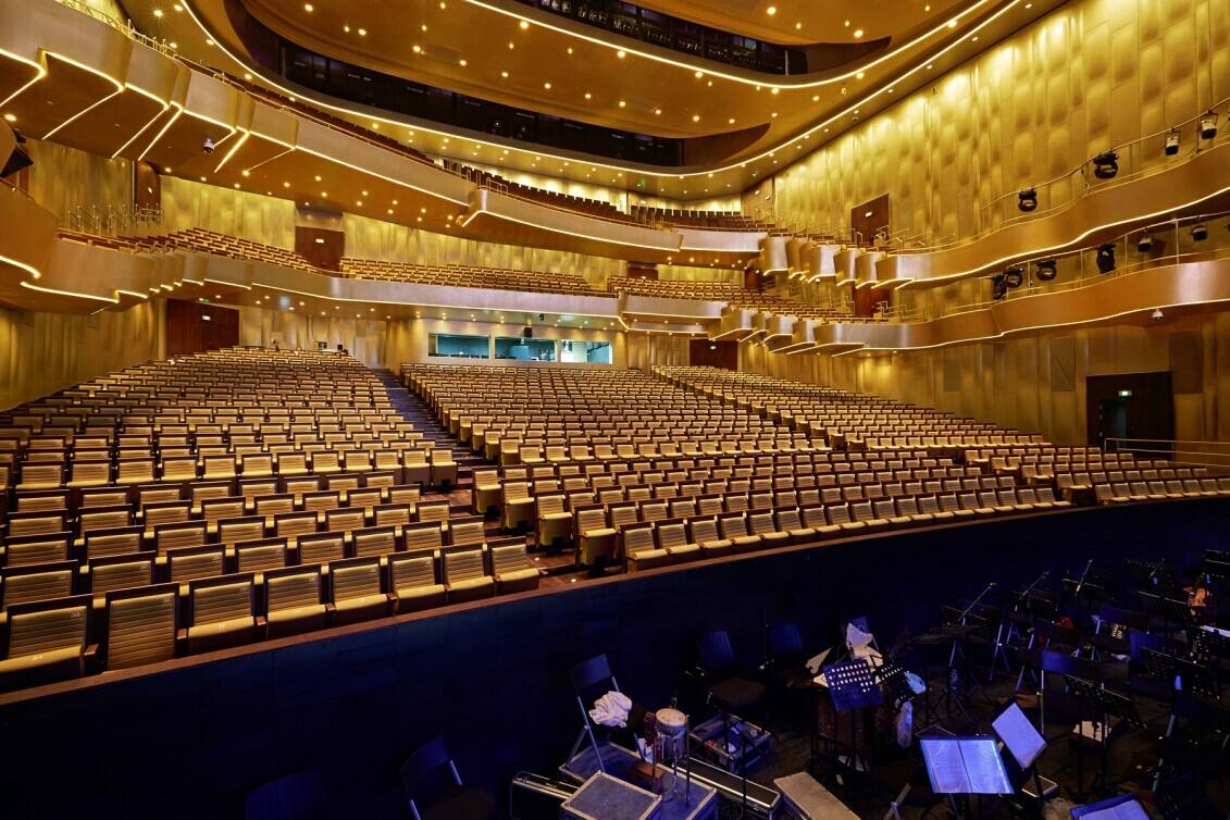 黄河票务网> 演出资讯 山东剧院有着规范的舞台设计,先进的数字灯光