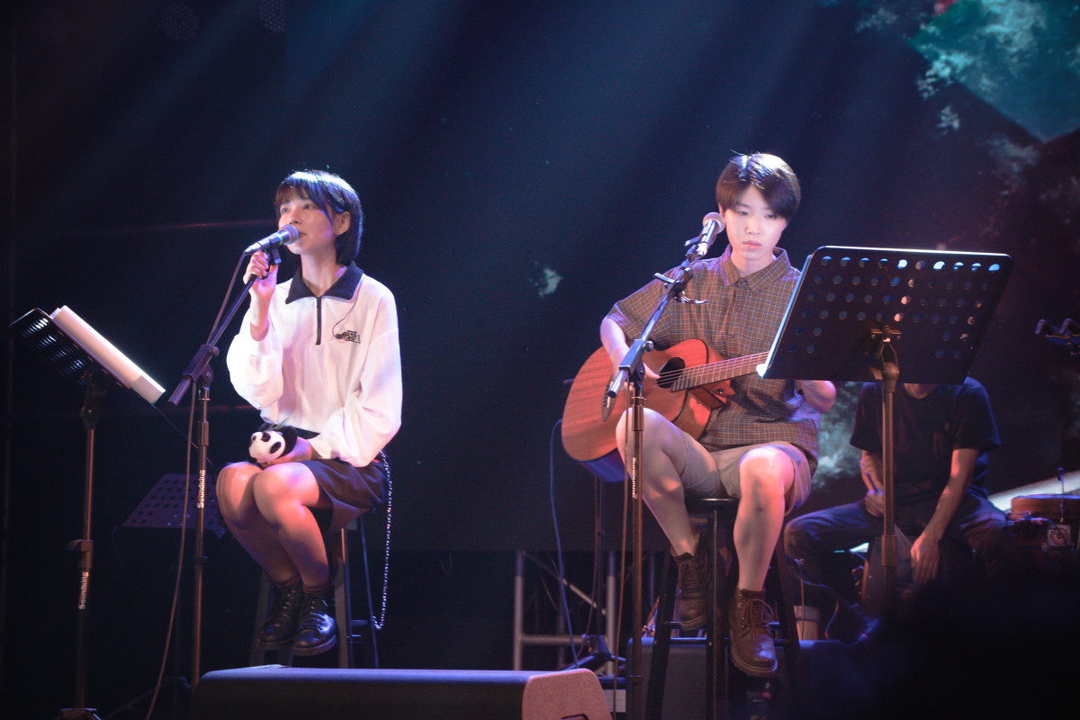 演出资讯中国内地女子双人唱作二人组合,由吉他手吴佩岭和主唱王心怡
