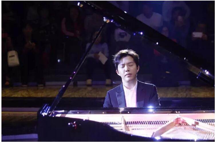 李云迪是第一个与德意志留声机公司签约的中国钢琴家,第一个与柏林