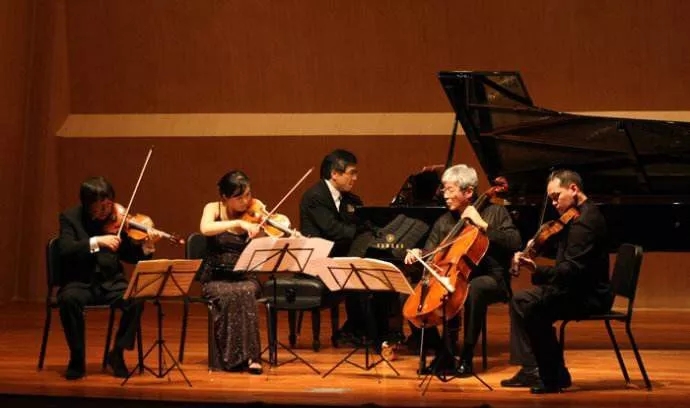 西洋管弦乐队由不同西洋乐器演奏者混合编成,专门演奏交响乐曲与其它