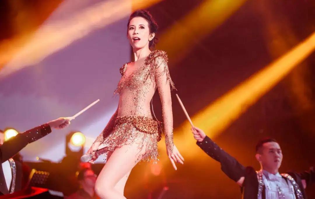 2020莫文蔚厦门演唱会，五十岁的莫文蔚依旧绝色无双。