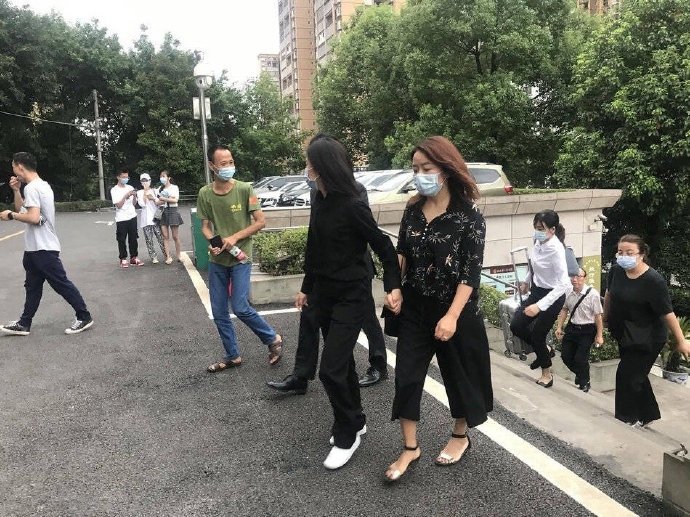 令人心疼！谭松韵素颜出镜现身庭审现场
