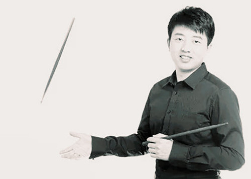 本场音乐会的演奏家是屈红震,他是一位青年爵士鼓