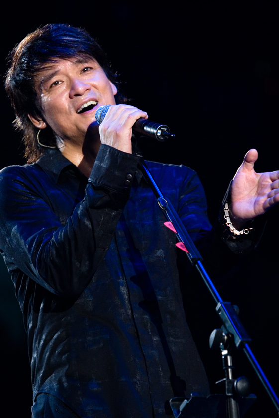 周华健身为老牌歌手中的实力歌将,拥有多首经典金曲,例如《朋友》