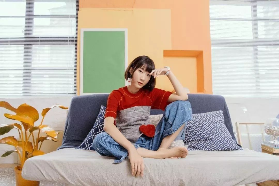 今年在网络各大音乐平台爆火的那首《热爱105℃的你》,就是阿肆的音乐