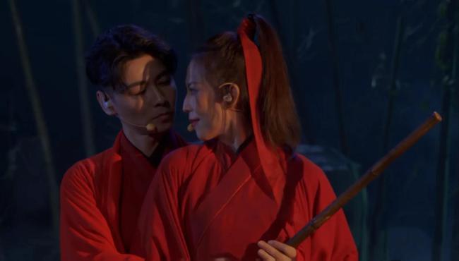张晋和蔡少芬在《披荆斩棘的哥哥》中表演了什么节目？