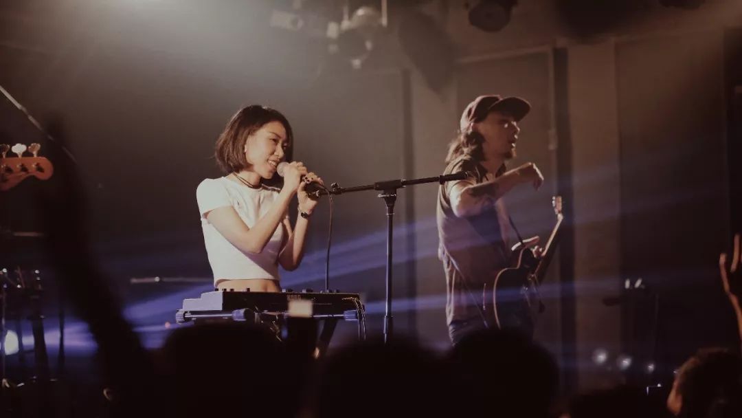 完美倒立是一支独立摇滚乐队,他们是在2016年成立的.