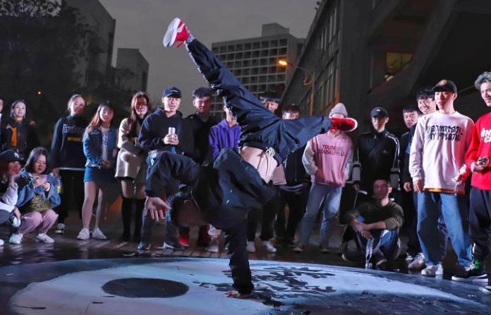 张文瀚不仅会给大家带来精彩的舞蹈表演,同时,也会传授hiphop舞蹈相关