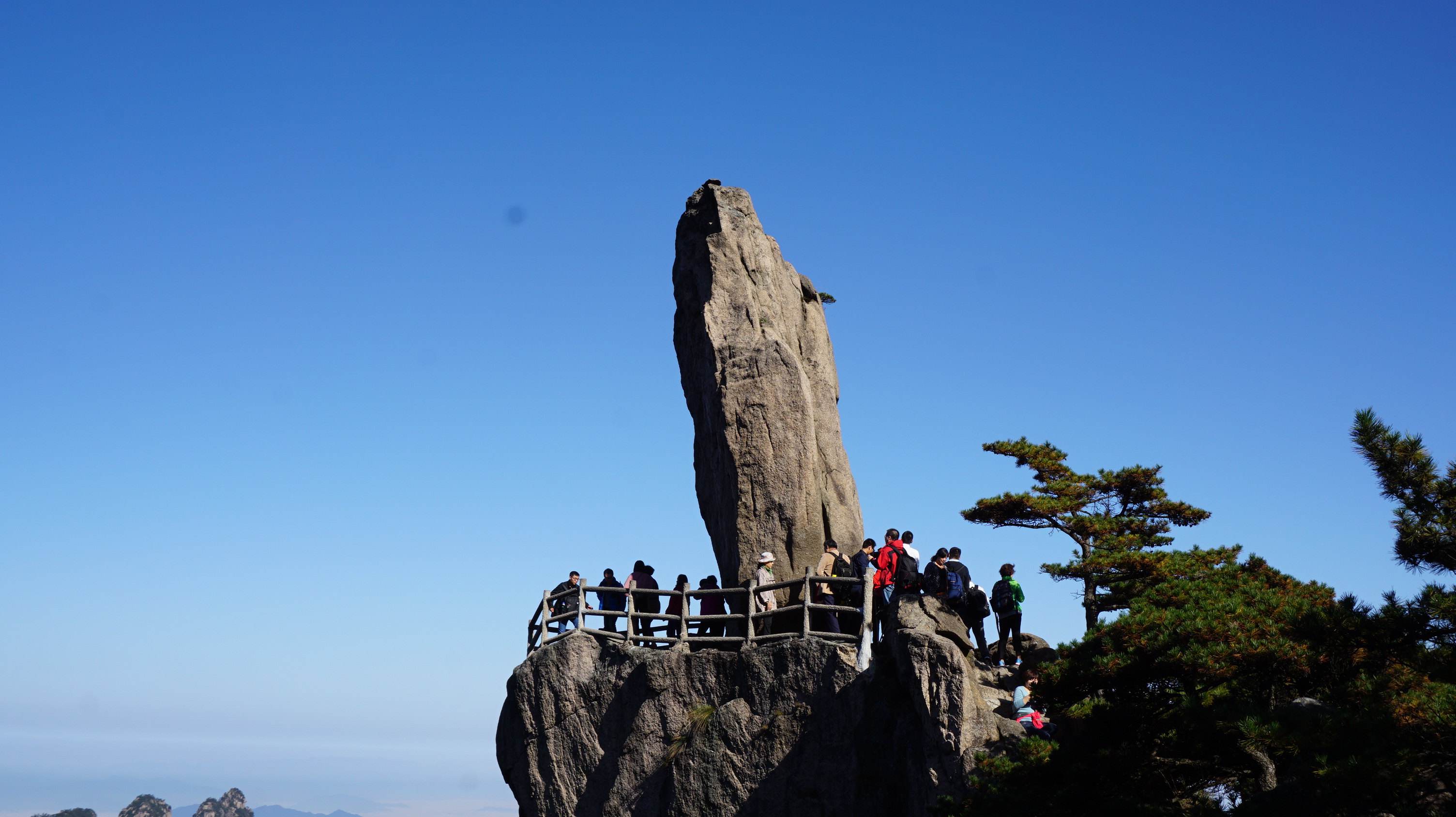 黄山飞来石红楼梦图片