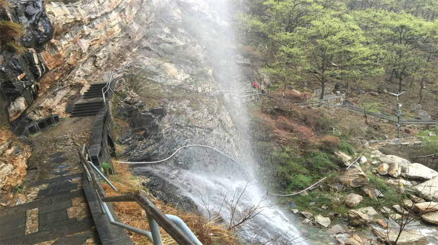 卢崖瀑布风景区