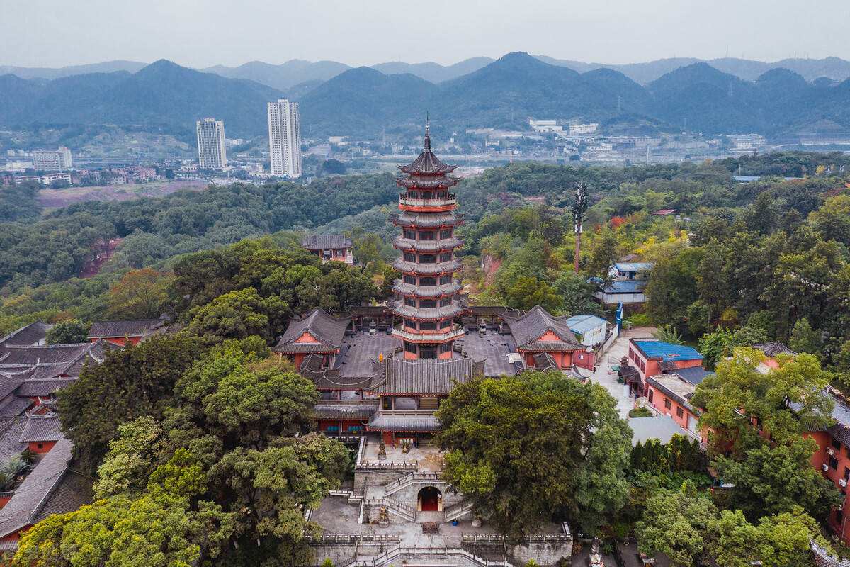 華巖寺,位於重慶市九龍坡區華巖鄉大老山,因該寺廟的南側,有一處華巖