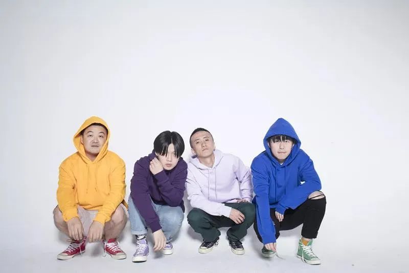 和平饭店是中国顶尖的摇滚乐队,由贝斯李箭,鼓手hos,主唱大刘,吉他小