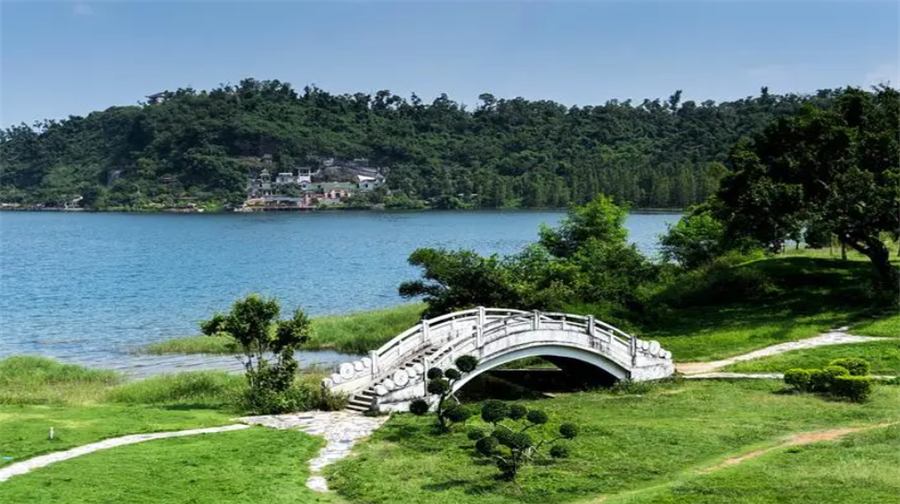 湖光岩