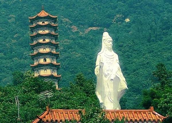 华首寺,又称之为华首台,位于罗浮山西南麓,背后就是居高临下的高峰