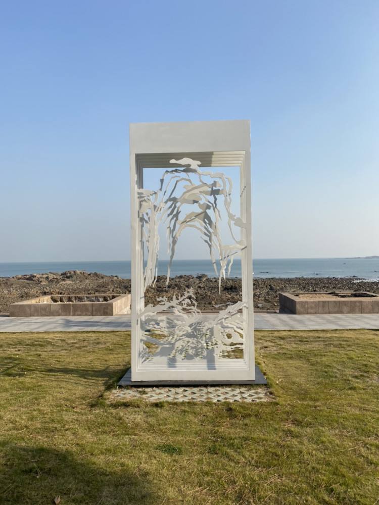 青岛海滨雕塑园,位于青岛市东部新区黄海滨畔,是一座由室内雕塑艺术馆