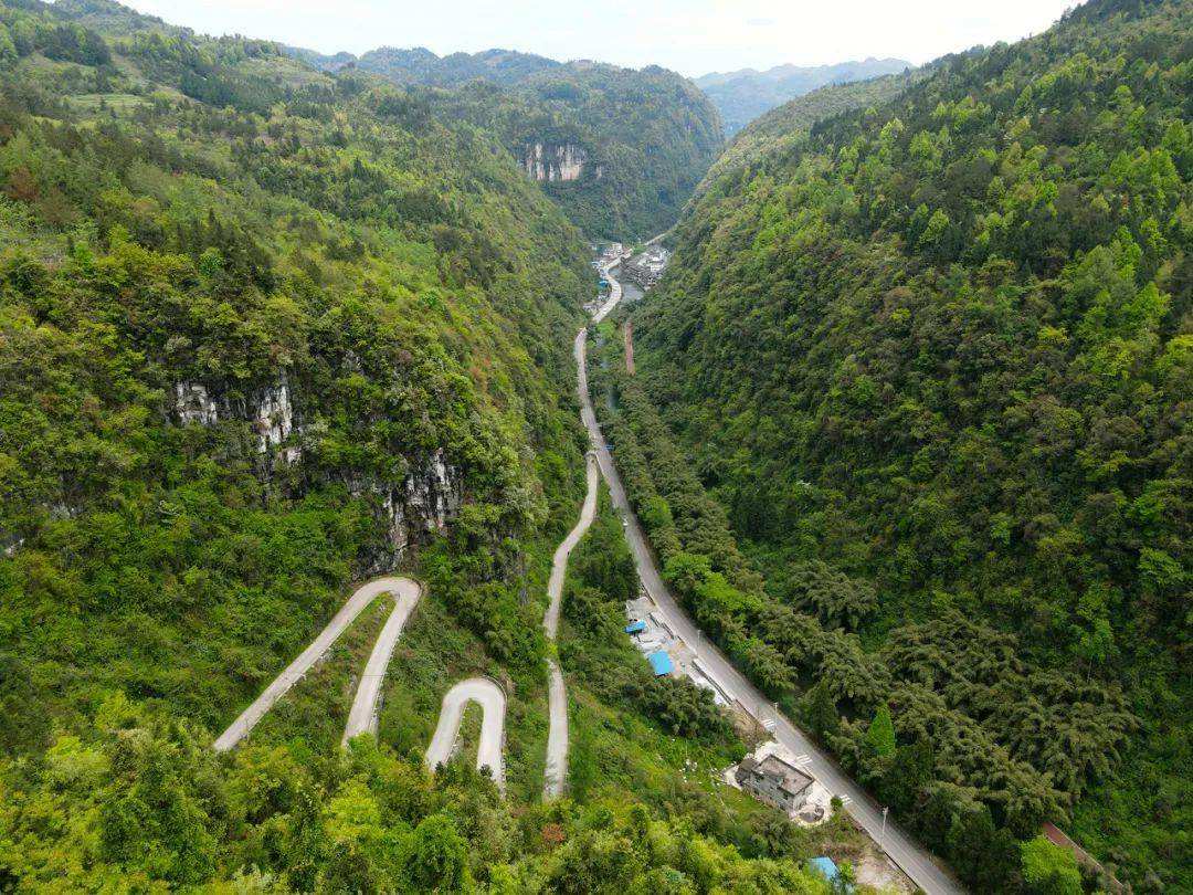 烏龍山景區,是《烏龍山剿匪記》故事的發源地,位於湘黔邊界算深山峽谷