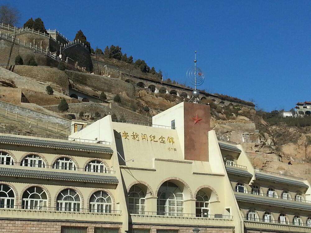 延安是中国革命的圣地,清凉山是新中国新闻出版事业的摇篮.