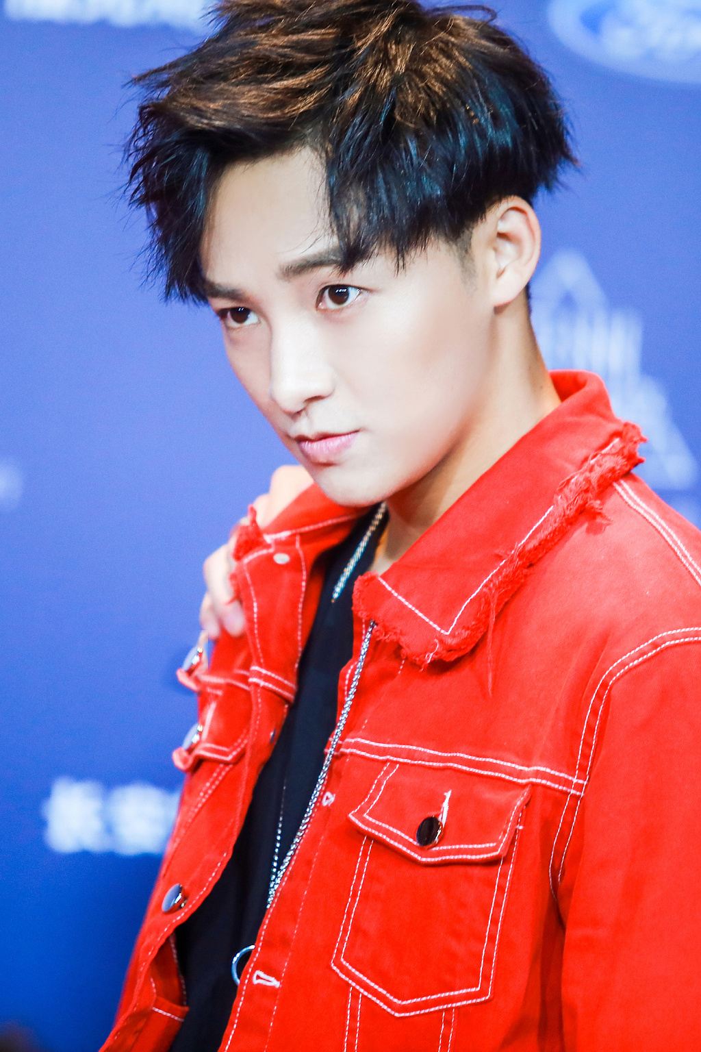 伍嘉成是个人歌手,演员,同时也是x玖少年团的成员.