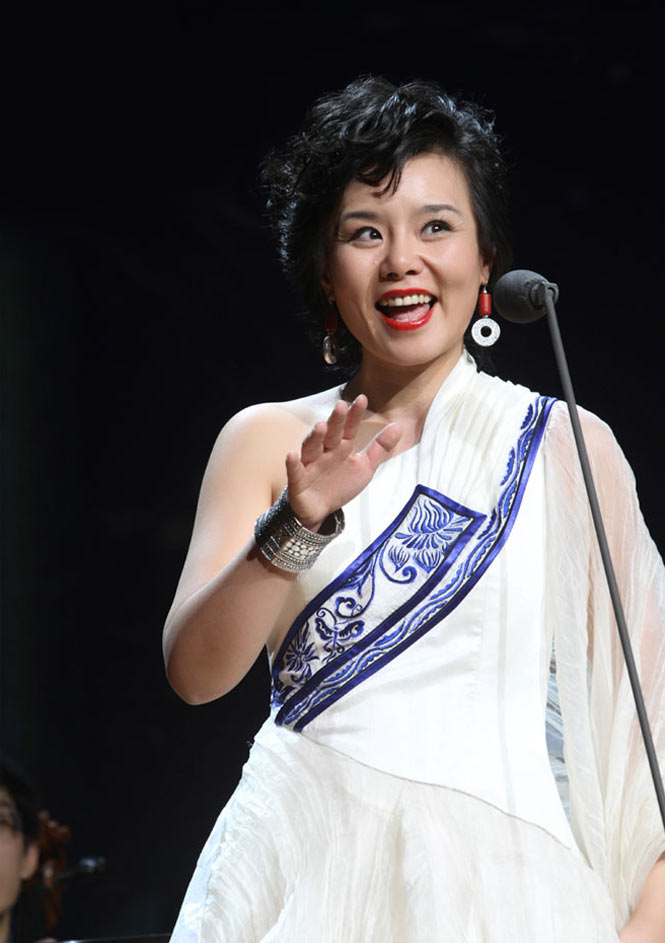 龚琳娜不仅仅是一位唱到心坎里的歌手,更是舞台上的表演家.