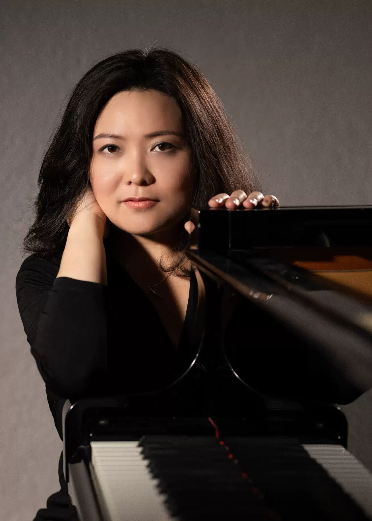 中途也学习过钢琴和作曲,2008年他以优异成绩毕业于圣塞西莉亚音乐