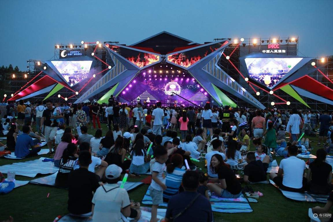 任性摆拍来中国成都汽车音乐节现场,置身黑龙滩中铁梵木音乐公园现场
